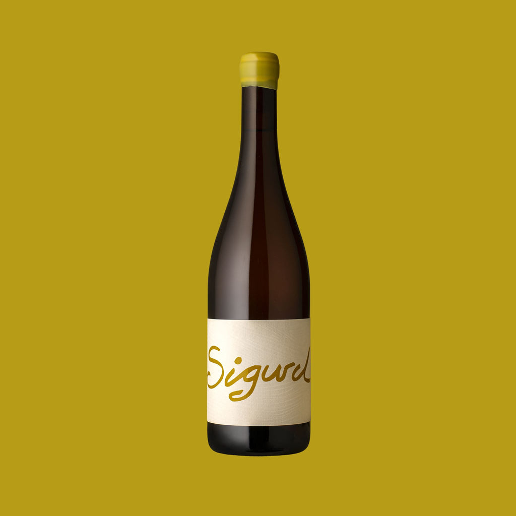 Wine bottle with 'Sigurd' label on a yellow background