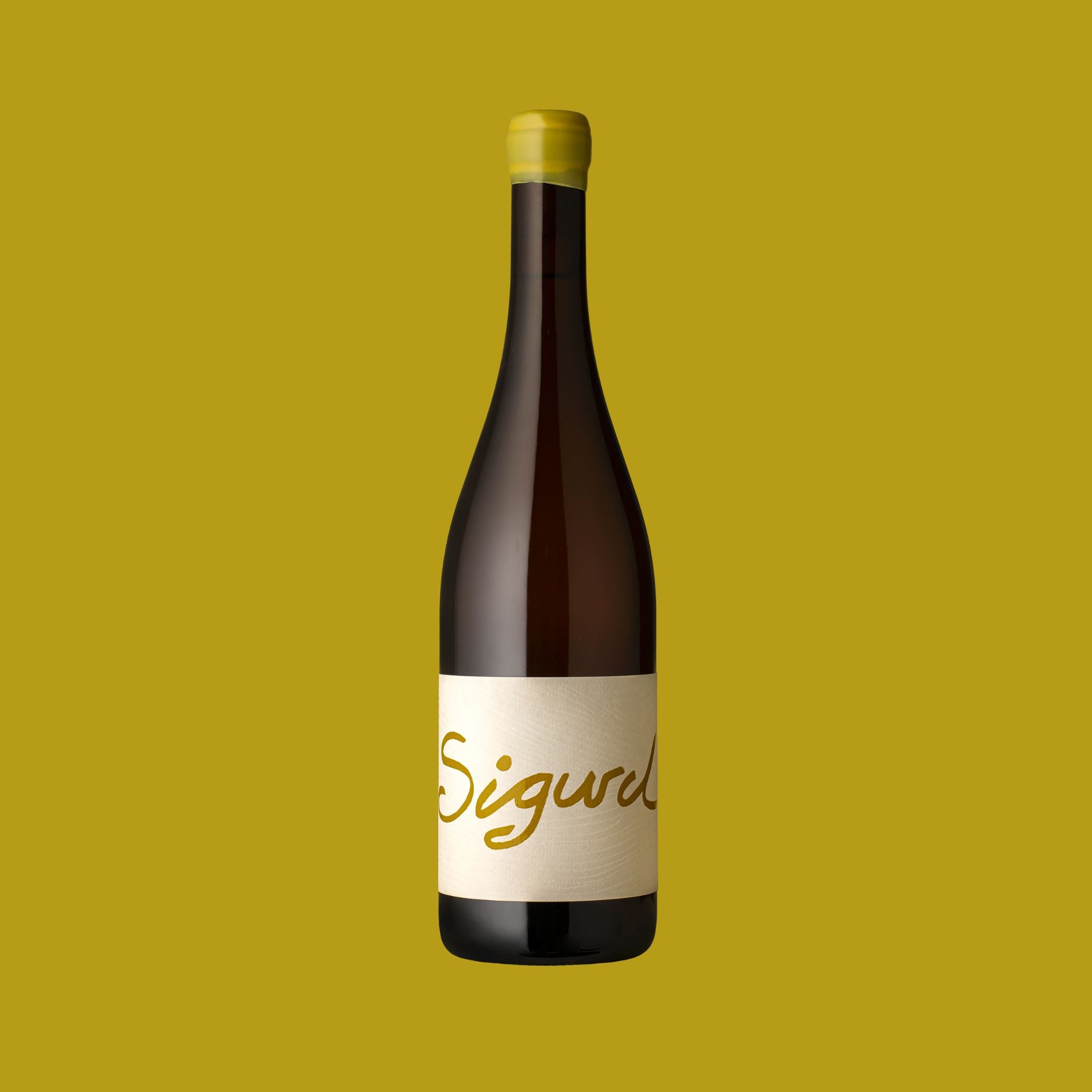Wine bottle with 'Sigurd' label on a yellow background